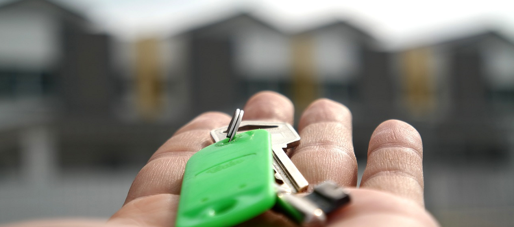 real-estate-handing-over-keys